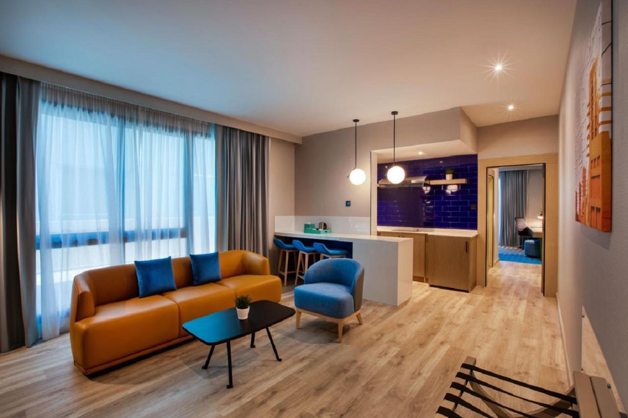 Executive Suite Kitchenette 1 King Bed Complimentary Transfer to La Mer Beach Dubai Mall or Burj Khalifa Metro Station