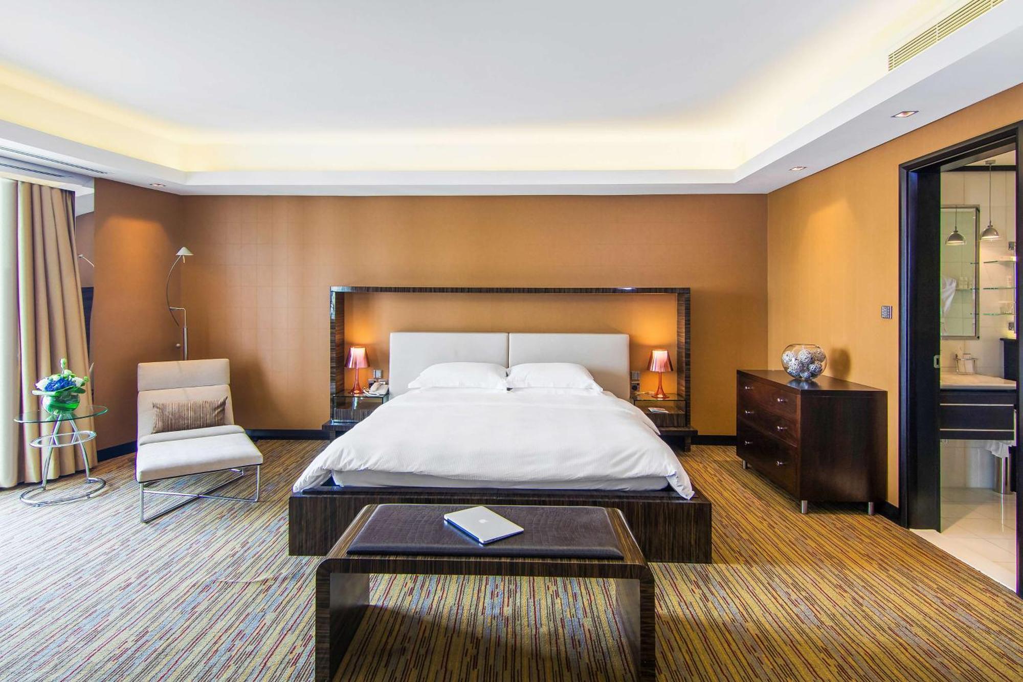 One-Bedroom Suite Lounge Access