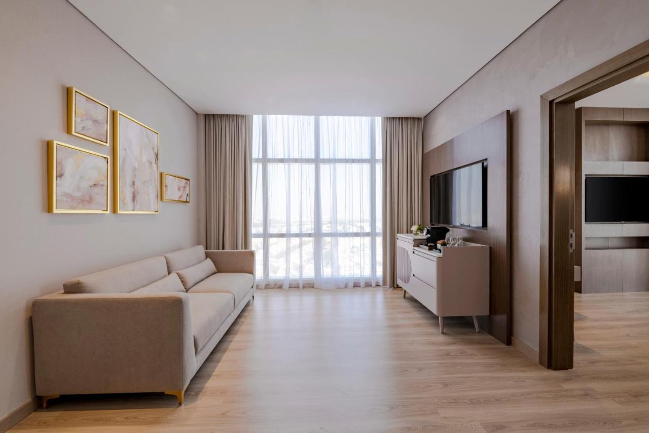 Superior King Suite City View Shuttle to the Beach Mall & Metro Station