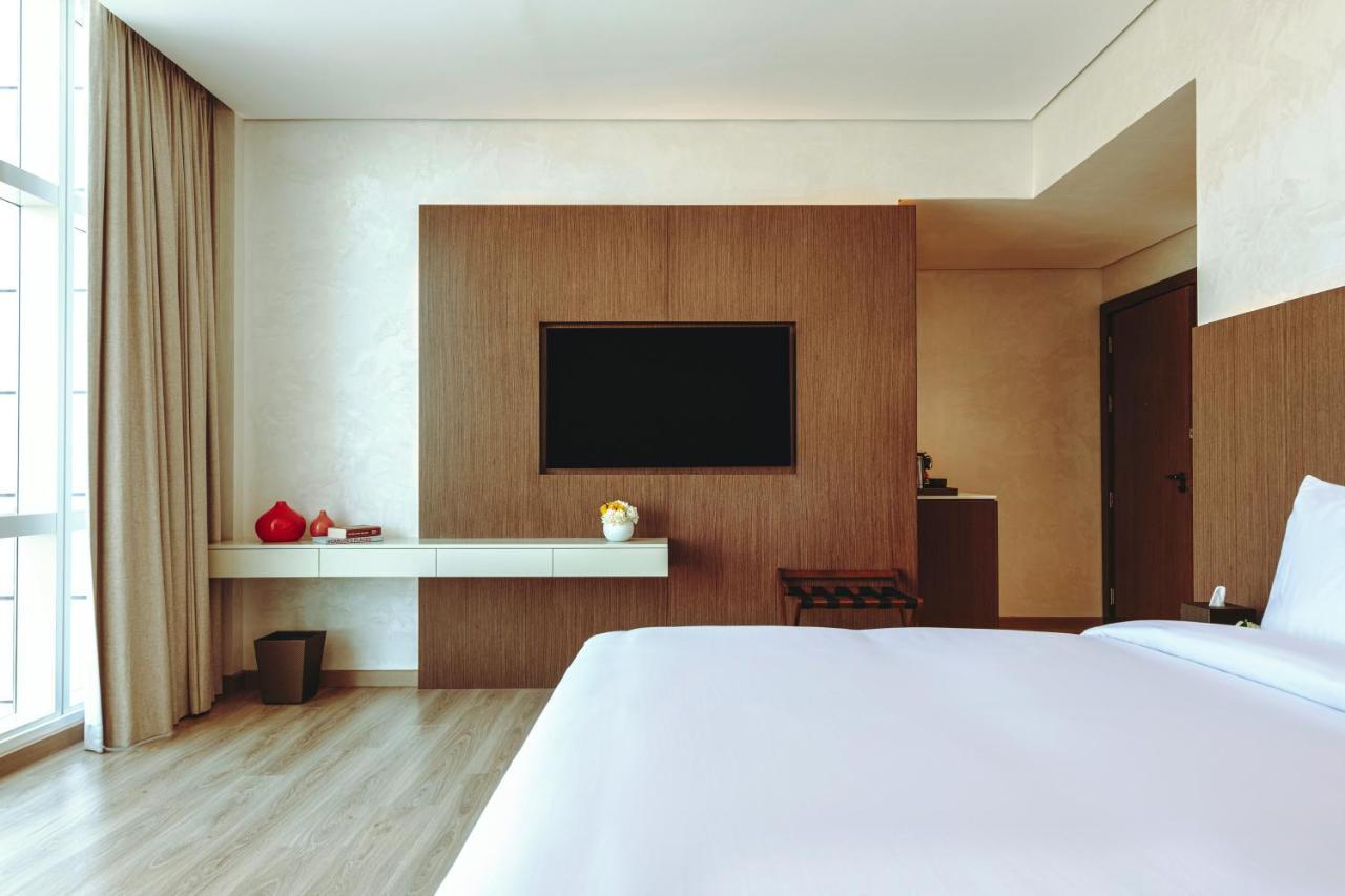 Superior King Room City View Shuttle to the Beach Mall & Metro Station