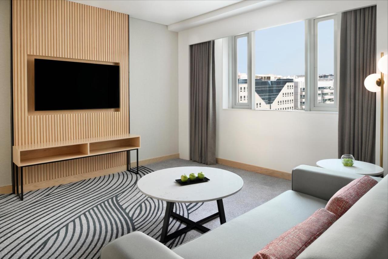 Junior King Suite Club Floor
