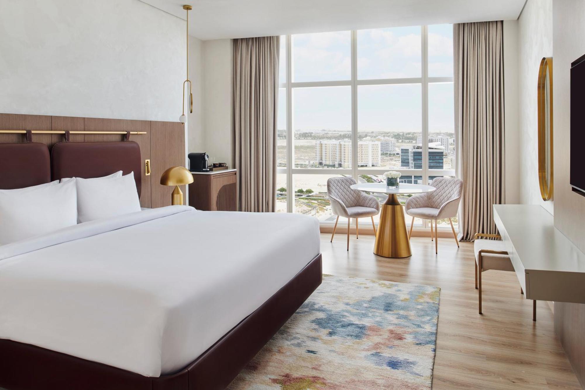 Superior King Room City View Shuttle to the Beach Mall & Metro Station