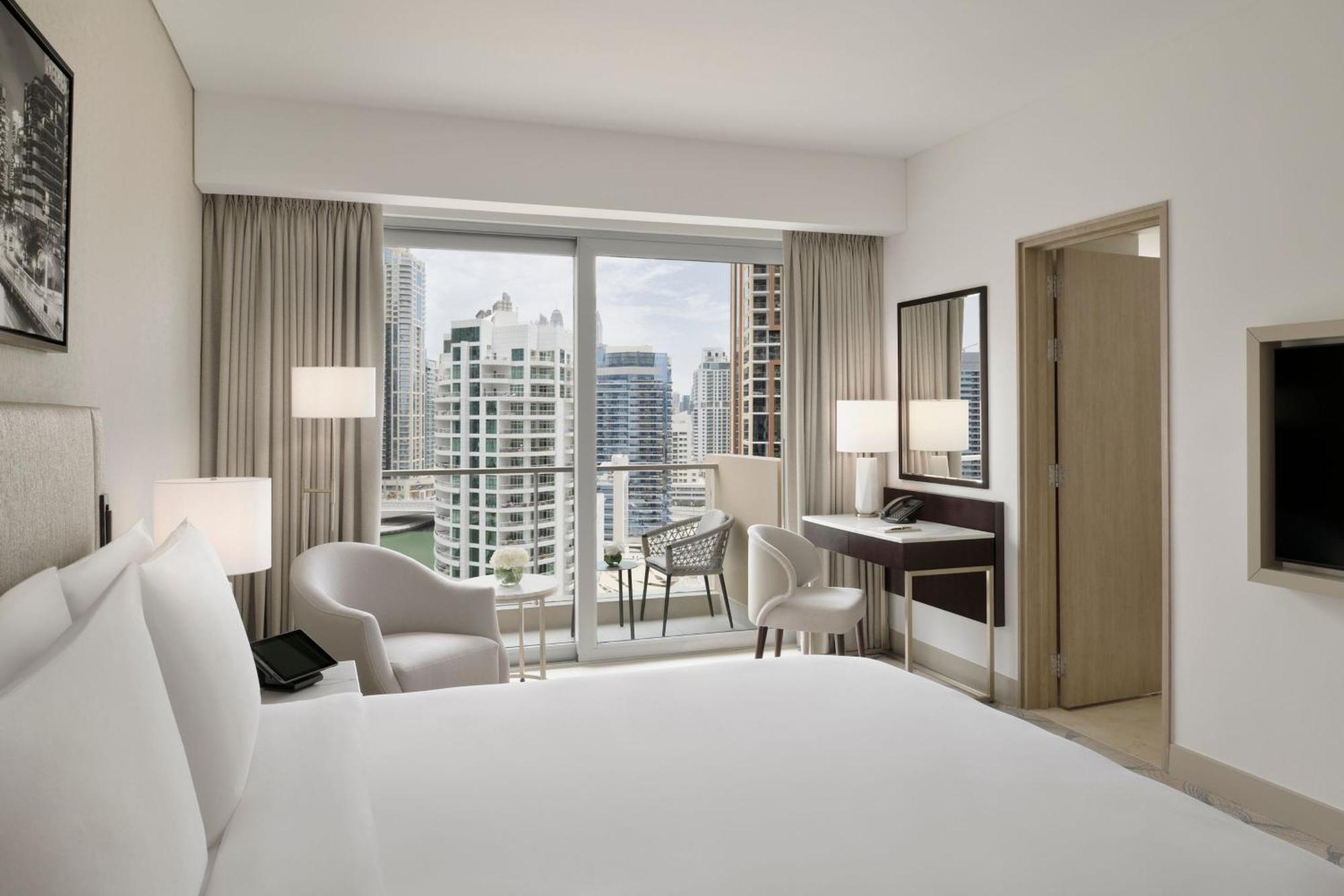 Deluxe City View Room King Bed Including direct access to Dubai Marina Mall & Marina Walk