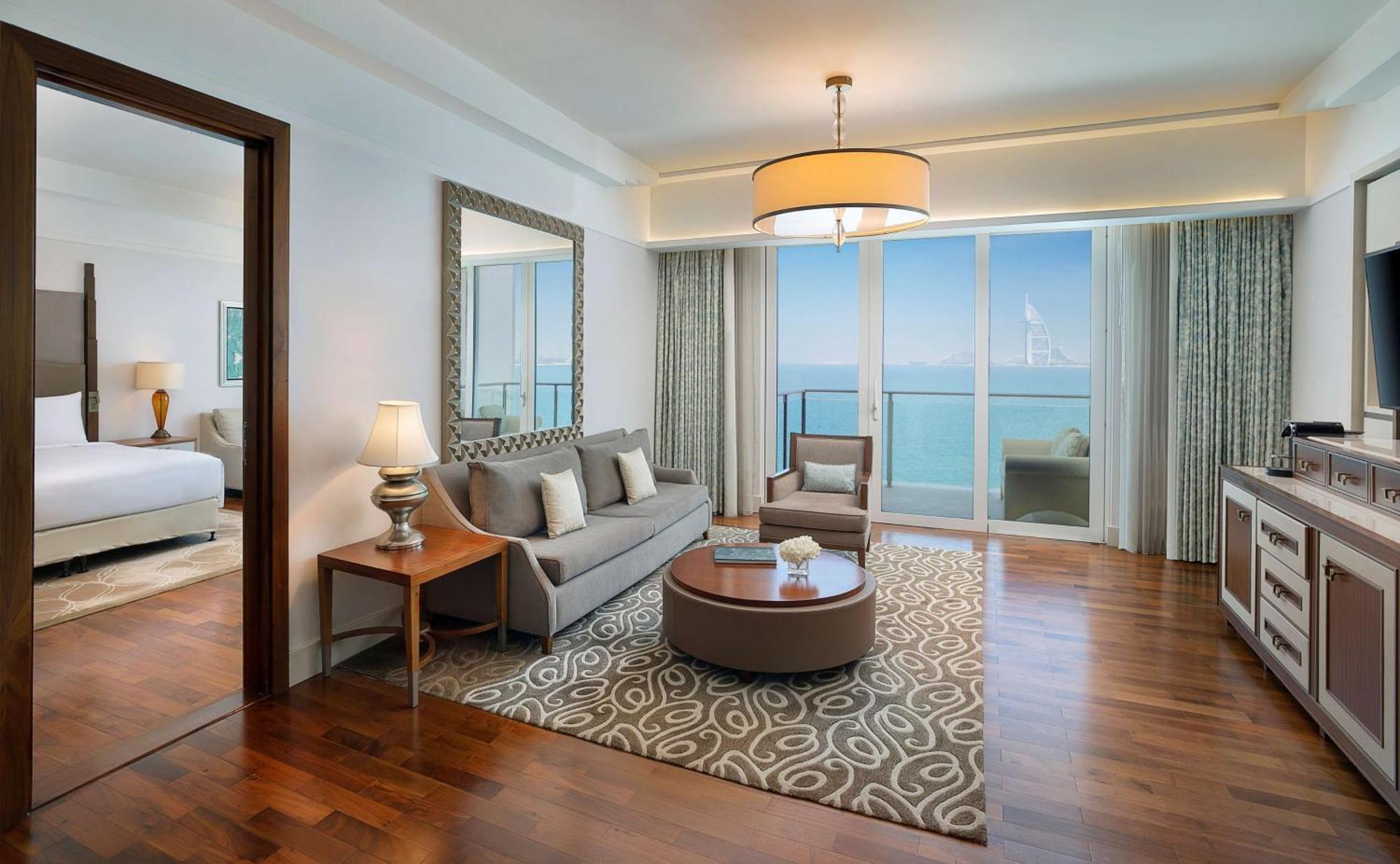 One-Bedroom Club Suite Sea View