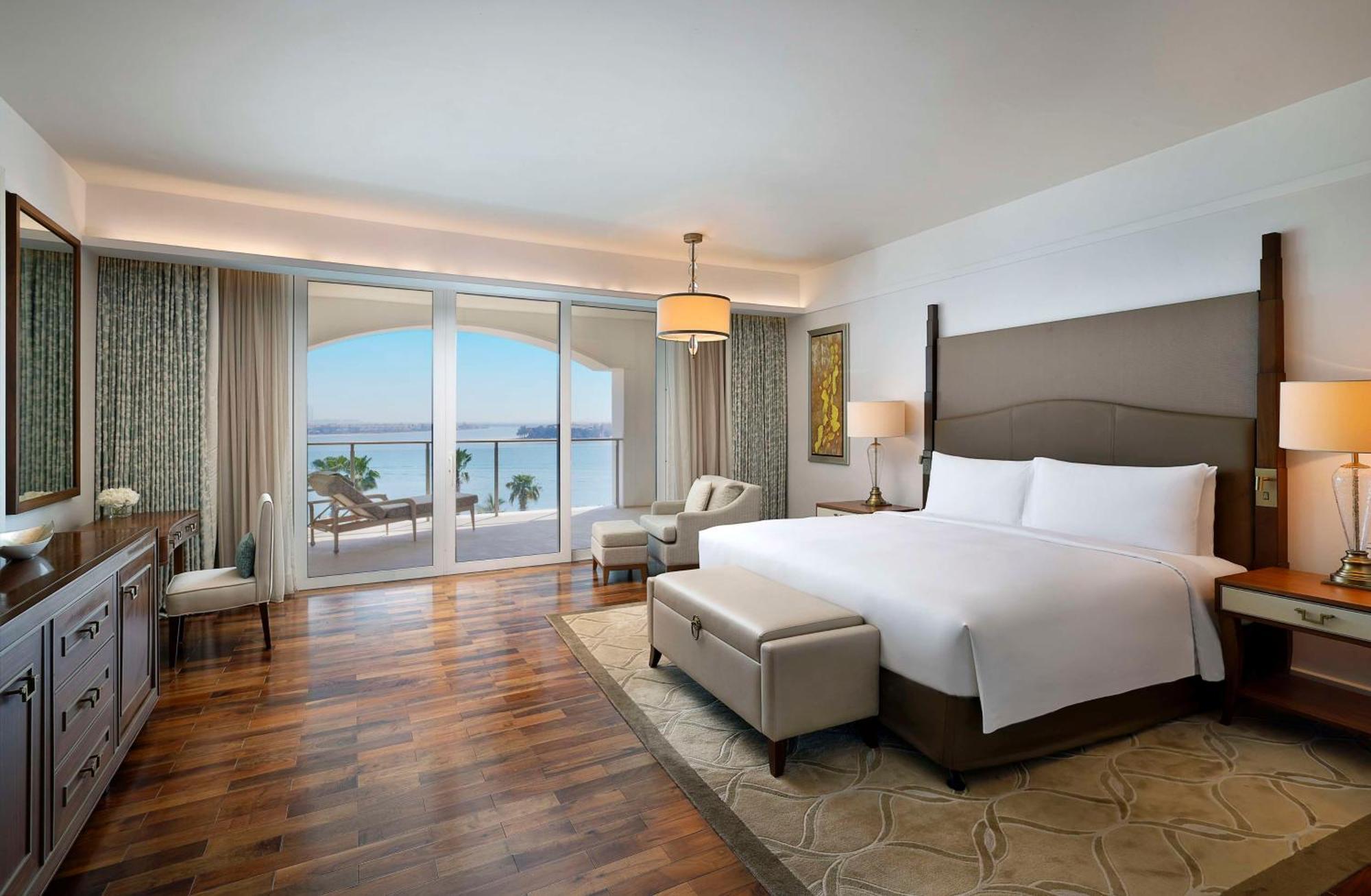 One-Bedroom Club Suite Sea View