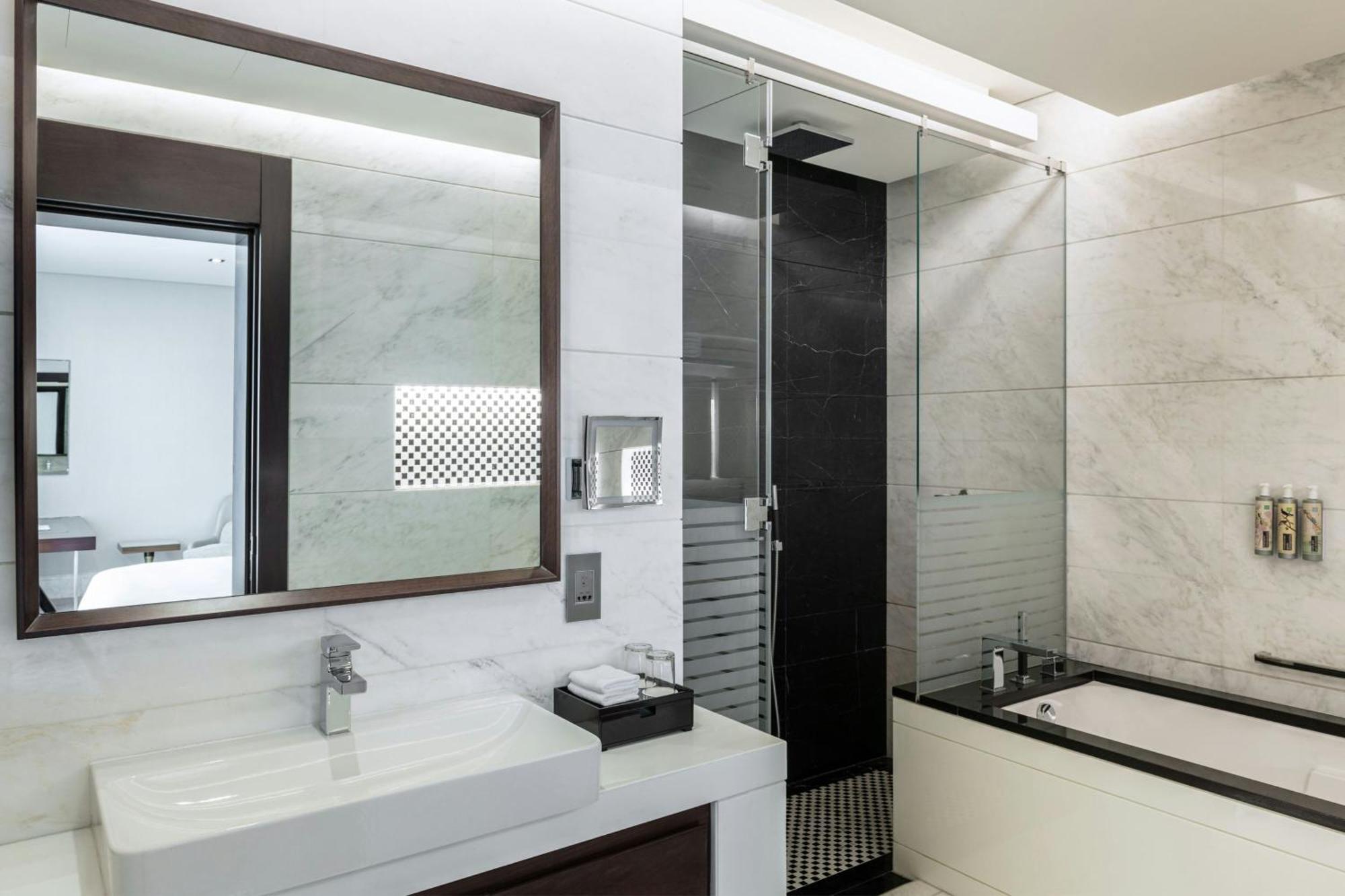 Superior King Room with City View (Complimentary Shuttle to Dubai Mall, Business Bay Metro Station & Kite Beach)
