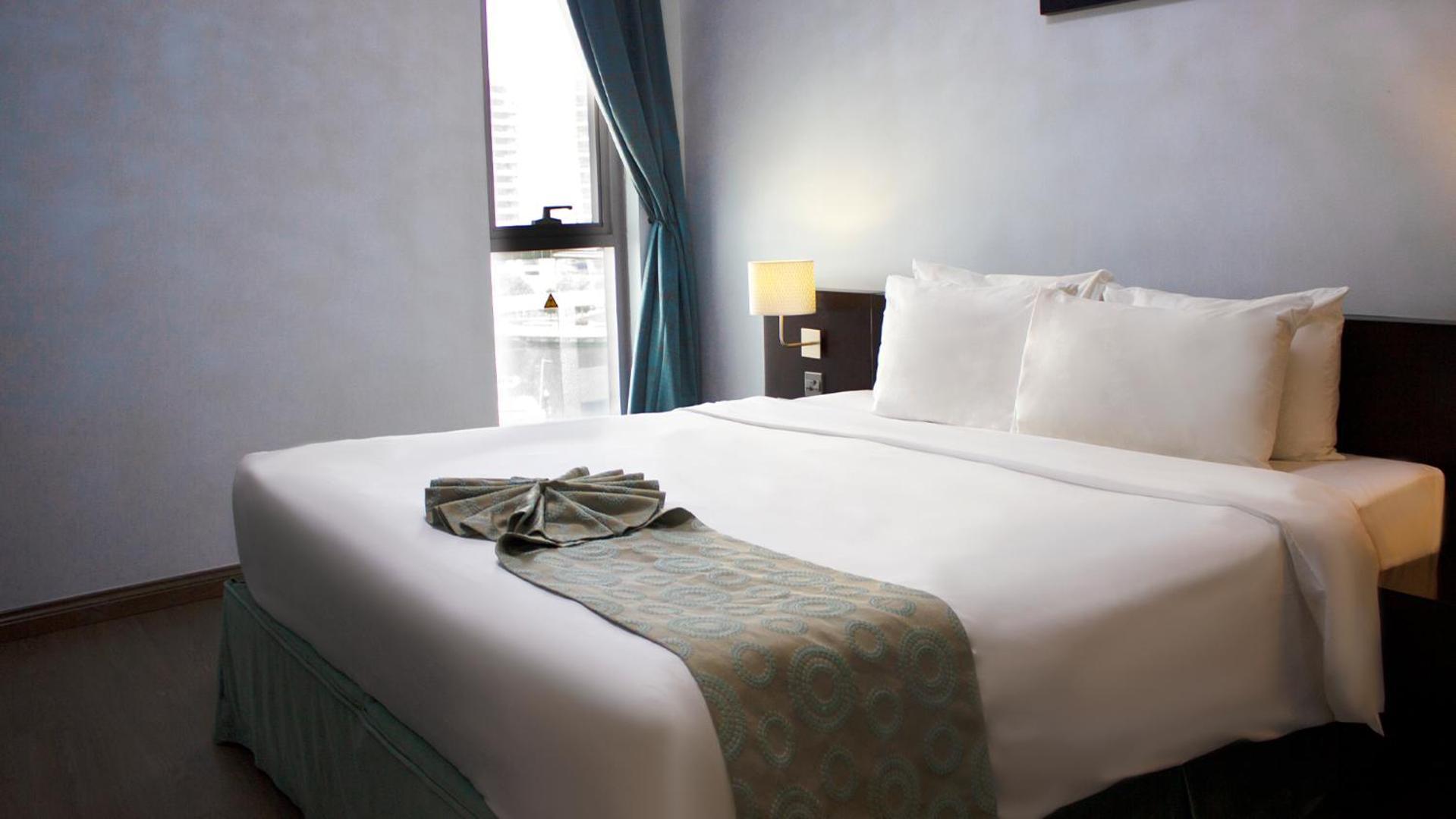 Deluxe One-Bedroom Apartment City View