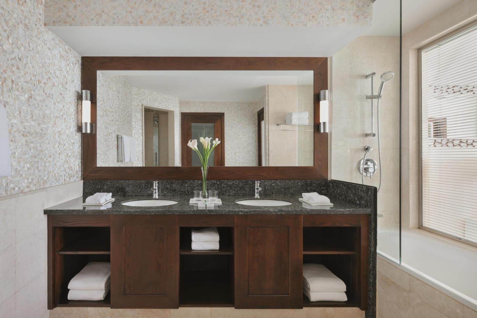 Family One Bedroom Suite 2 Balconies-Ain Dubai View-Coral Lounge Access