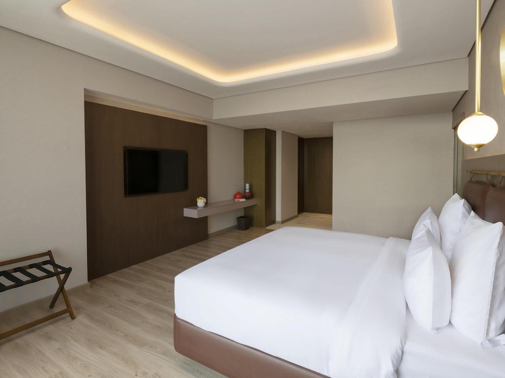 Premium King Suite City View Shuttle to the Beach Mall & Metro Station