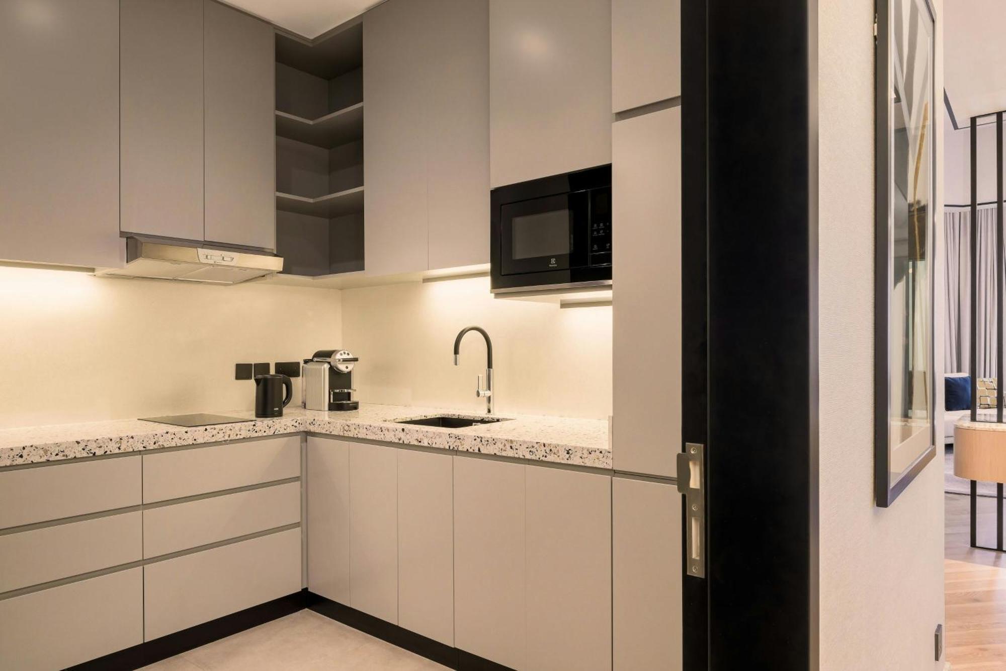 Presidential 1 Bedroom Suite Club lounge Access including Evening Cocktail hours & Soft Refreshments & Canapes