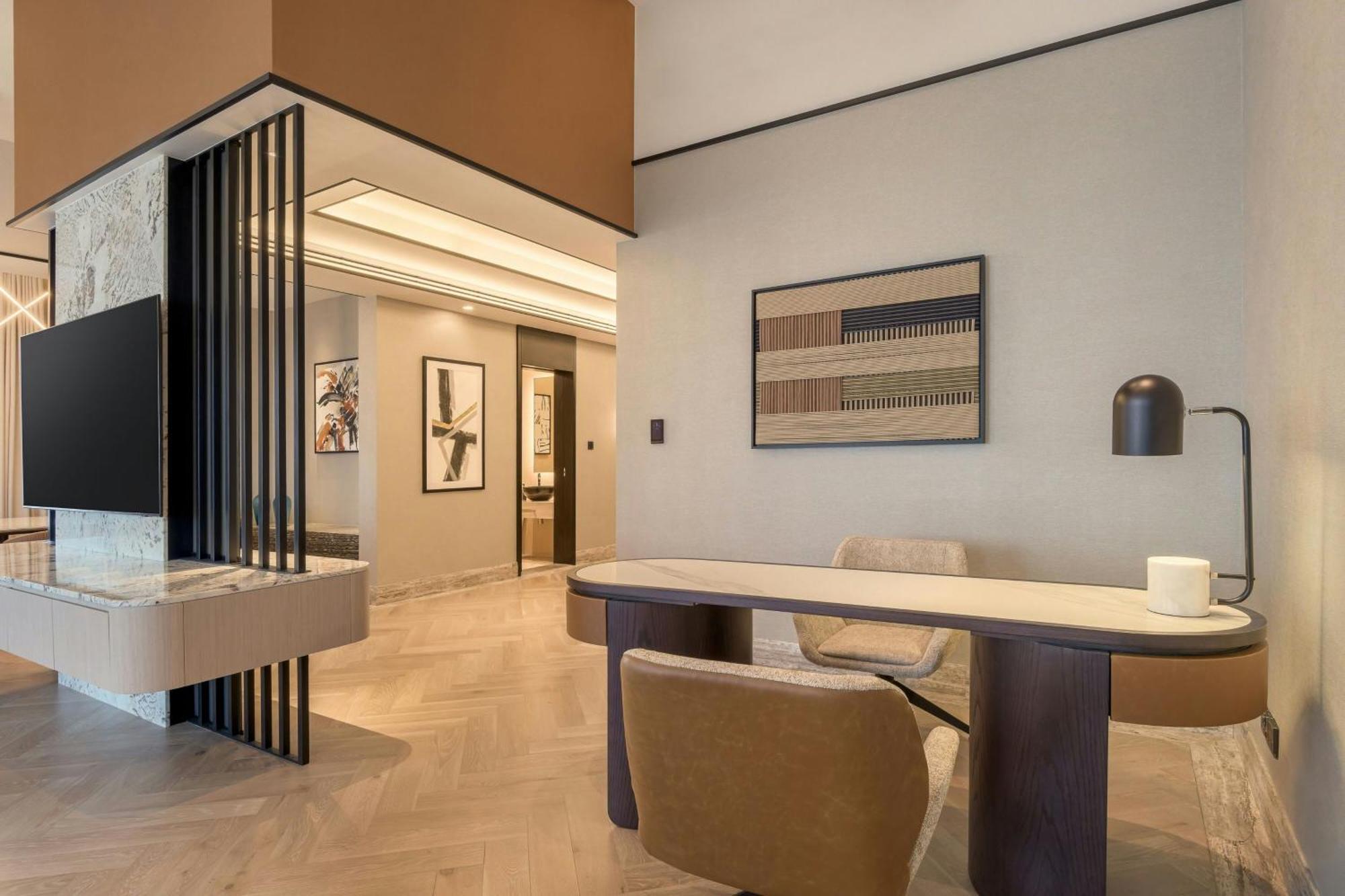 Presidential 1 Bedroom Suite Club lounge Access including Evening Cocktail hours & Soft Refreshments & Canapes