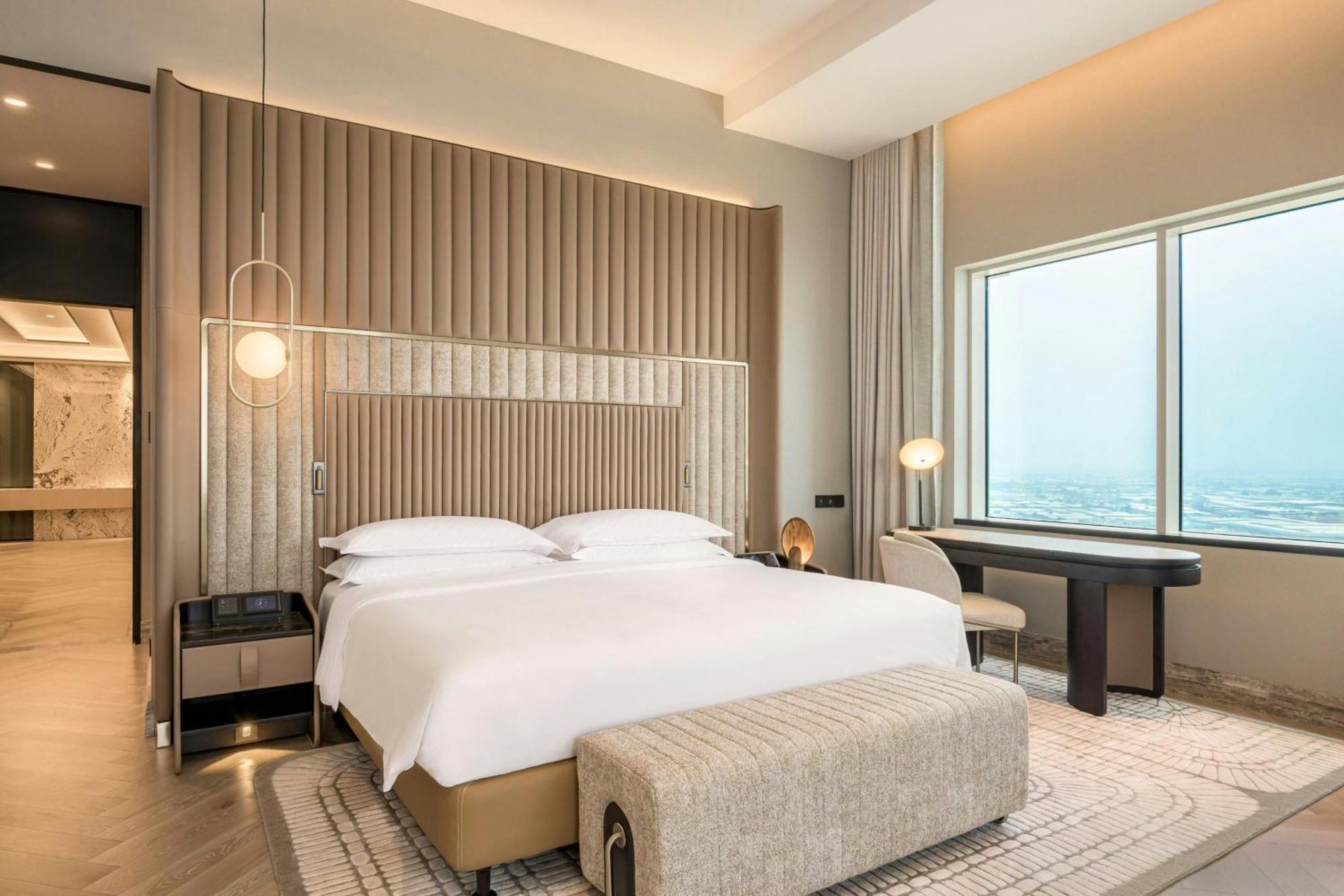 Presidential 1 Bedroom Suite Club lounge Access including Evening Cocktail hours & Soft Refreshments & Canapes
