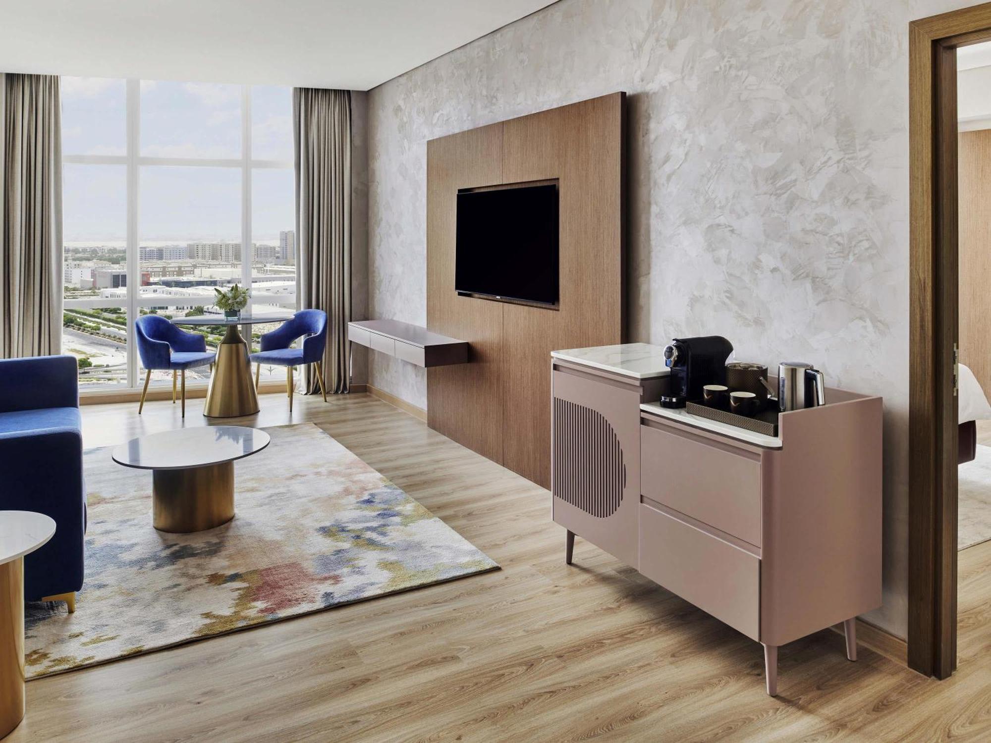 Premium King Suite City View Shuttle to the Beach Mall & Metro Station
